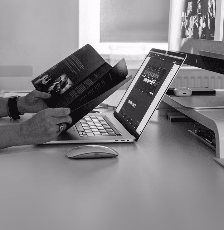 Design System am MacBook und Broschüre